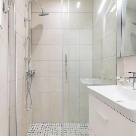 Rotunda Living Atmabnb1 *